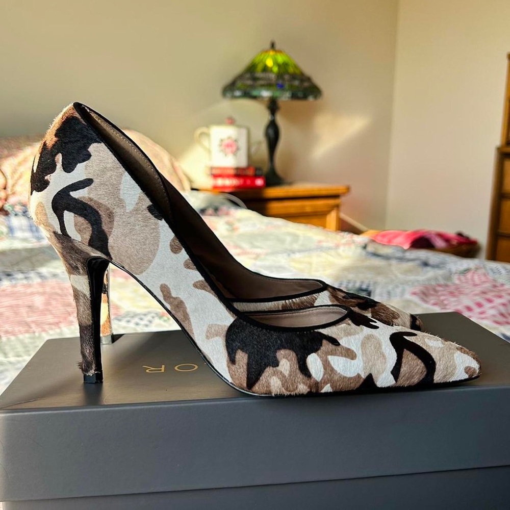 Betsey Johnson high heels w pointed toe, camo pattern & unique texture